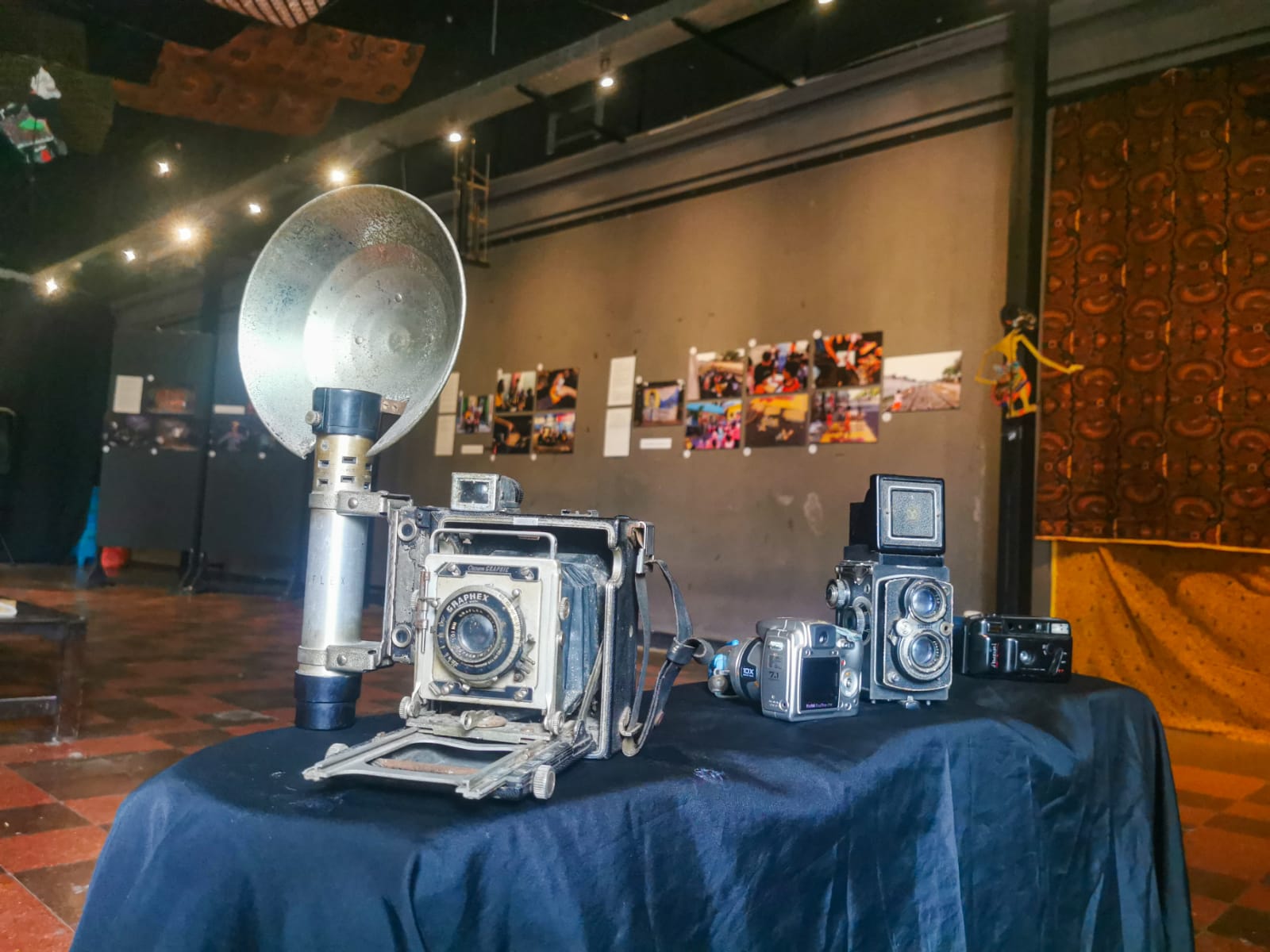 Pameran Foto 'Lestari' di Galeri DKS Alun-alun Surabaya - Suara Surabaya