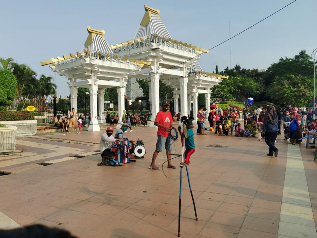 Thrifting Sambil Njajan di Pasar Minggu Pagi Tugu Pahlawan - Suara Surabaya