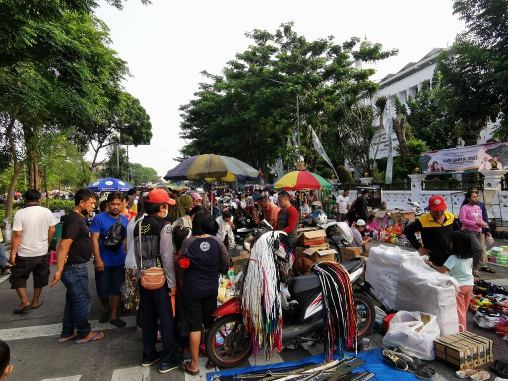 Thrifting Sambil Njajan di Pasar Minggu Pagi Tugu Pahlawan - Suara Surabaya