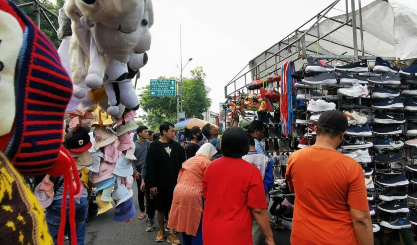 Thrifting Sambil Njajan di Pasar Minggu Pagi Tugu Pahlawan - Suara Surabaya
