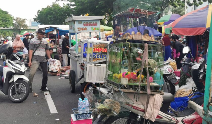 Thrifting Sambil Njajan di Pasar Minggu Pagi Tugu Pahlawan - Suara Surabaya