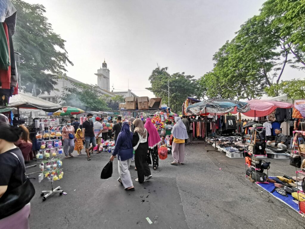 Thrifting Sambil Njajan di Pasar Minggu Pagi Tugu Pahlawan - Suara Surabaya