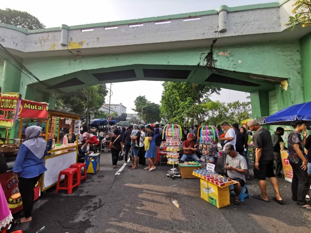 Thrifting Sambil Njajan di Pasar Minggu Pagi Tugu Pahlawan - Suara Surabaya