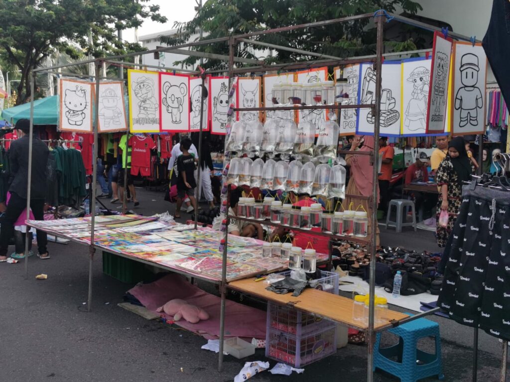 Thrifting Sambil Njajan di Pasar Minggu Pagi Tugu Pahlawan - Suara Surabaya