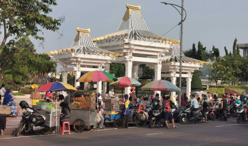 Thrifting Sambil Njajan di Pasar Minggu Pagi Tugu Pahlawan - Suara Surabaya