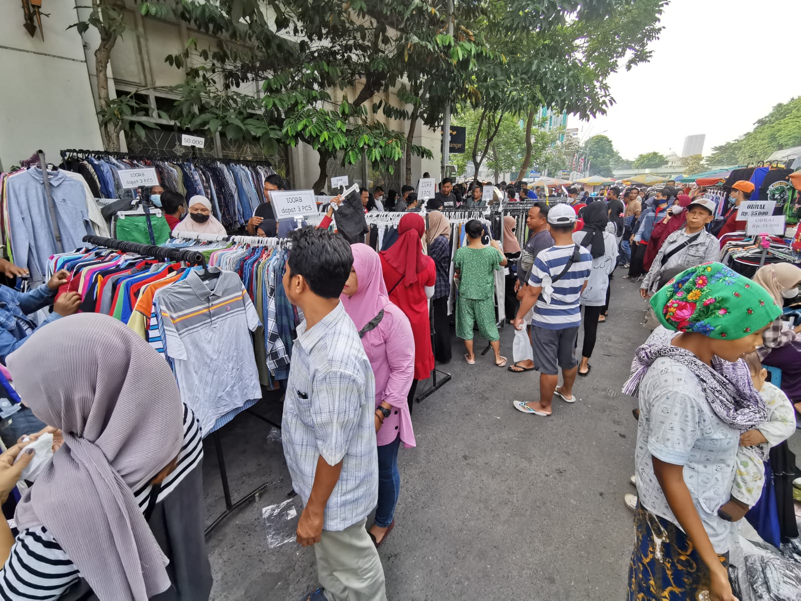 Thrifting Sambil Njajan di Pasar Minggu Pagi Tugu Pahlawan - Suara Surabaya