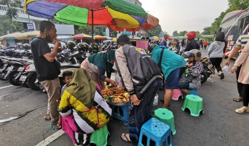 Thrifting Sambil Njajan di Pasar Minggu Pagi Tugu Pahlawan - Suara Surabaya