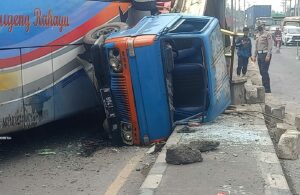 Truk Gagal Menyalip Bus Sugeng Rahayu, Malah Tertabrak