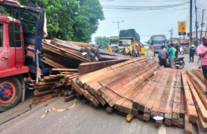 Muatan Truk Jatuh Menutup Lajur di Jalan Dupak