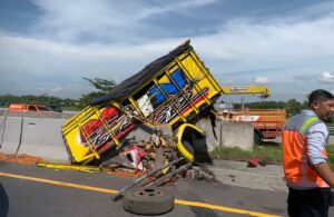 Truk Tabrak Barrier Beton  di Tol Jombang-Mojokerto