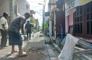 Warga Wonokromo Berupaya Mengangkut 200 Karung Sedimen dan Sampah