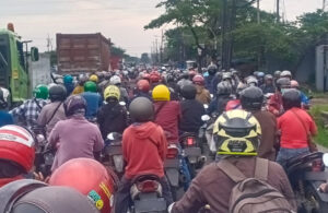 Truk Mogok di Jalan Kalianak, Lalu Lintas Macet Total