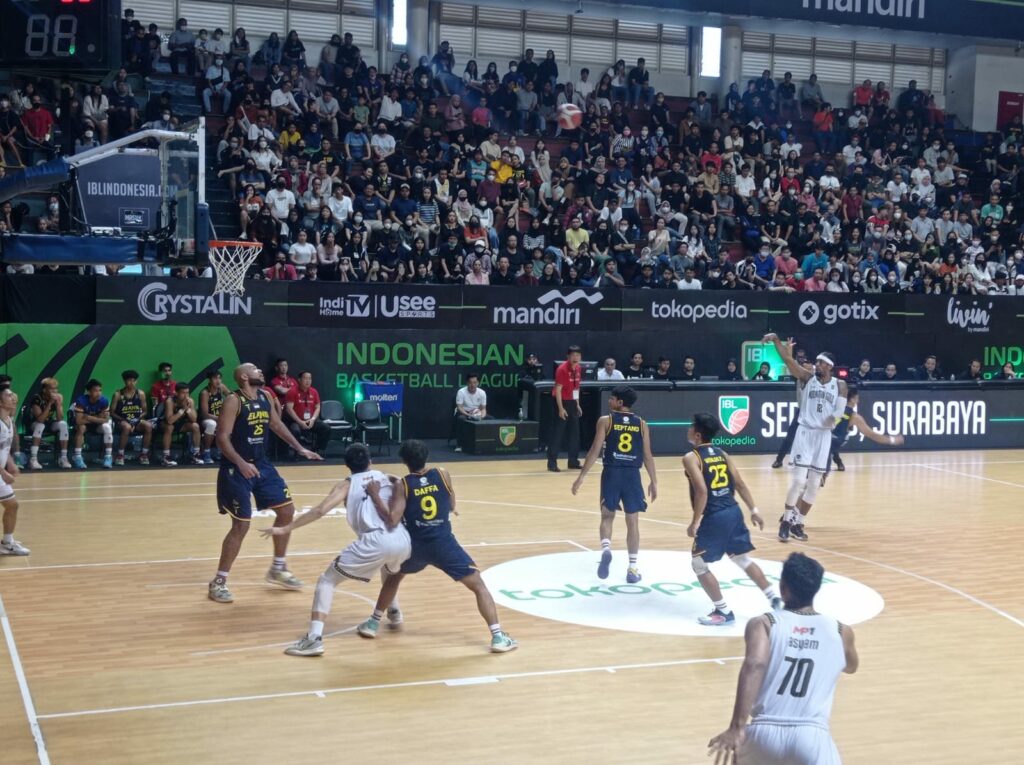 Laga Terakhir Indonesia Basketball League Seri Ketiga - Suara Surabaya