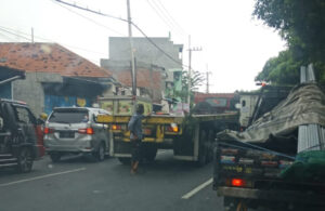 Jagain Truk di Tengah Jalan