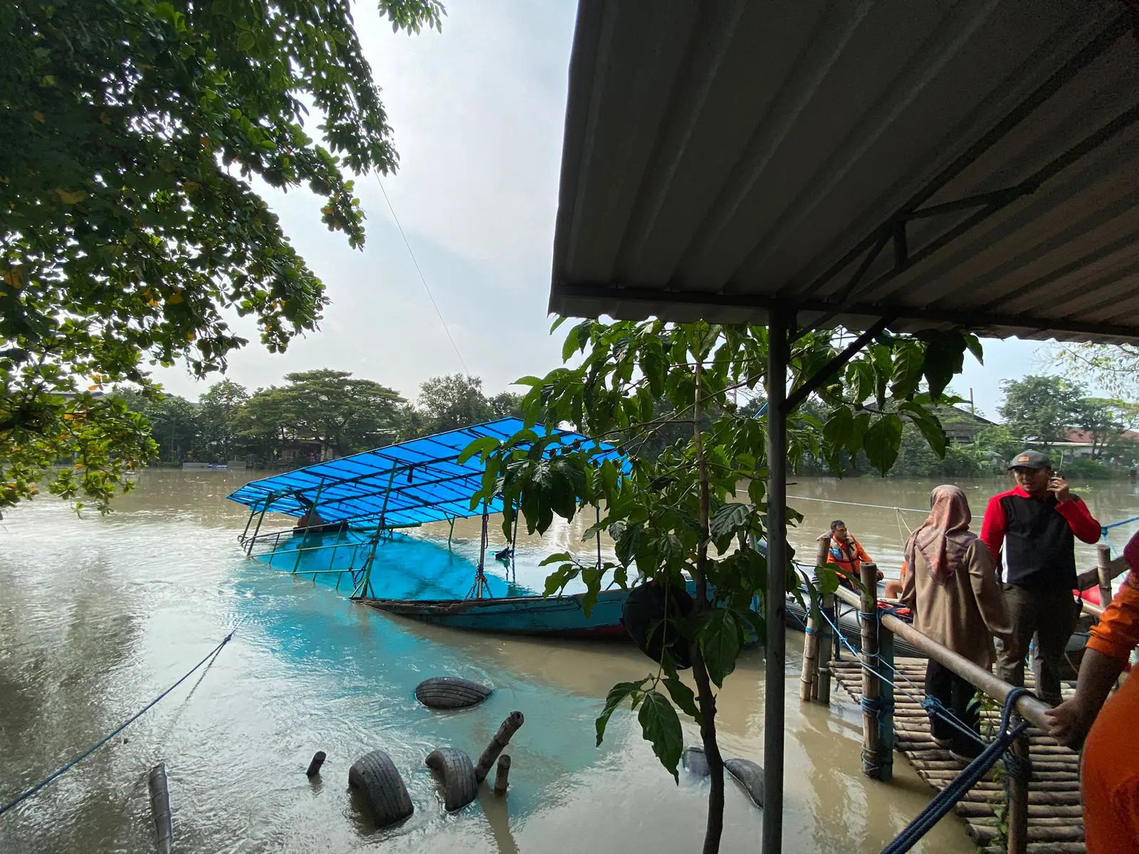 Penumpang Selamat Beri Kesaksian Detik-Detik Perahu Tambang Bocor dan Tenggelam di Surabaya 1