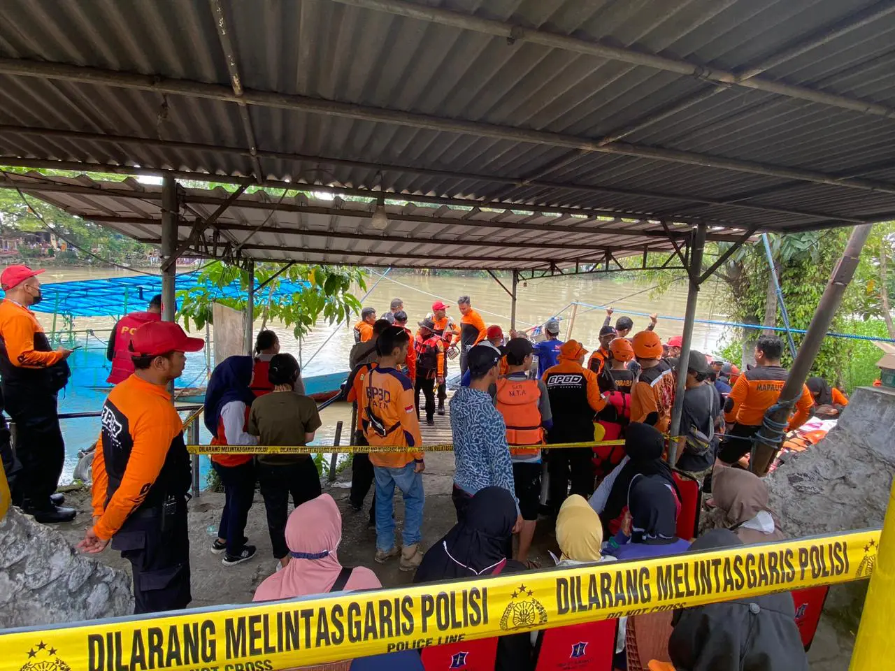 Keluarga dan kerabat korban D sedang menanti proses pencarian korban supaya segera ditemukan, Minggu (26/3/2023). Foto: Wildan suarasurabaya.net