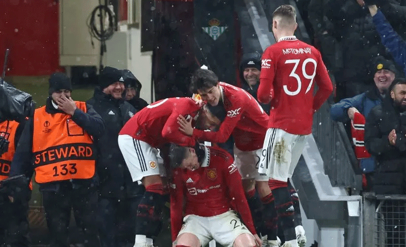 Selebrasi Wout Weghorst (tengah) setelah mencetak gol keempat Manchester United dalam pertandingan leg pertama babak 16 besar Liga Europa lawan Real Betis di Old Trafford pada 10 Maret 2023. Foto: AFP/Antara