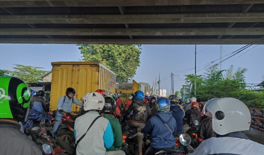 Boboh Gresik macet, Jumat (24/3) pagi imbas Truk mogok.