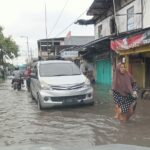 Pasar Wadungasri Jalan Kundi, Waru, Sidoarjo banjir setinggi betis orang dewasa, Kamis (13/4/2023) pagi. Banjir itu terjadi sejak sehari sebelumnya (12/4) setelah hujan deras mengguyur kawasan tersebut. (ham)