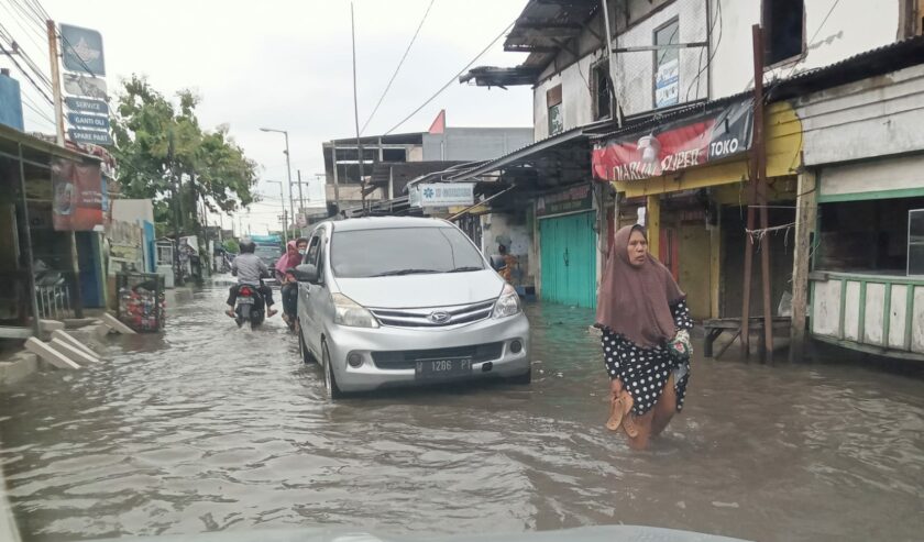 Pasar Wadungasri Jalan Kundi, Waru, Sidoarjo banjir setinggi betis orang dewasa, Kamis (13/4/2023) pagi. Banjir itu terjadi sejak sehari sebelumnya (12/4) setelah hujan deras mengguyur kawasan tersebut. (ham)