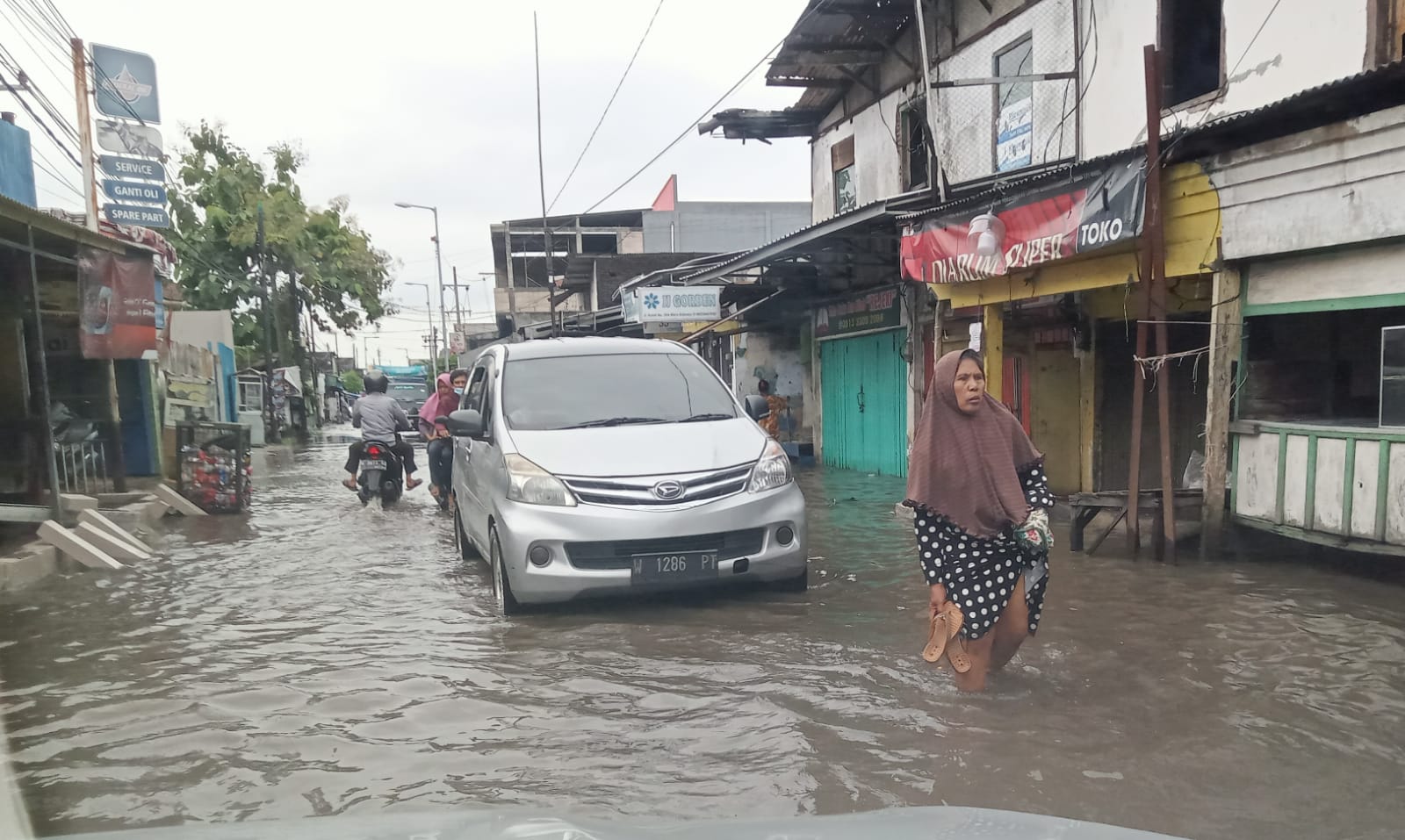 Pasar Wadungasri Jalan Kundi, Waru, Sidoarjo banjir setinggi betis orang dewasa, Kamis (13/4/2023) pagi. Banjir itu terjadi sejak sehari sebelumnya (12/4) setelah hujan deras mengguyur kawasan tersebut. (ham)