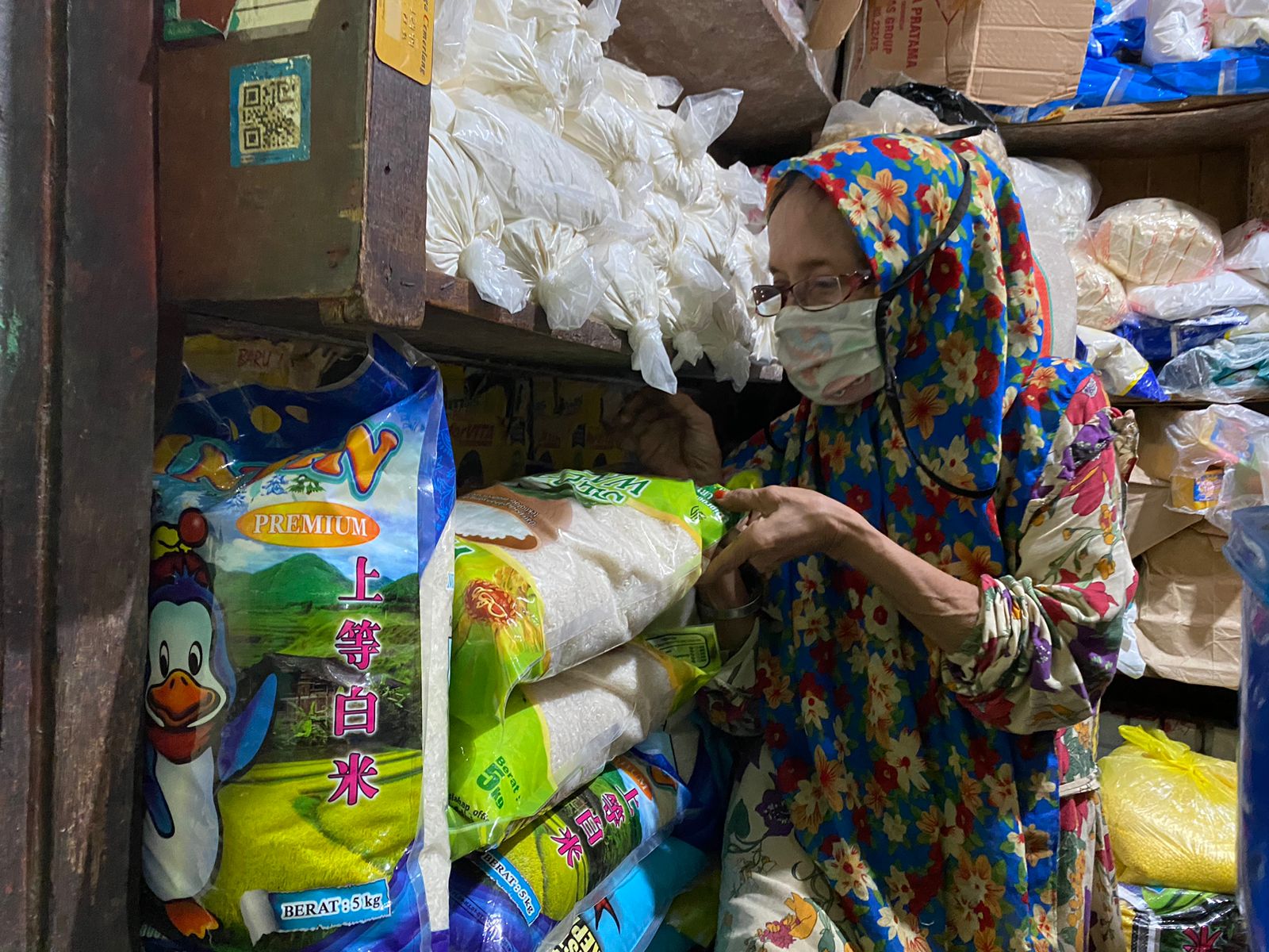 Asak, seorang pedagang Pasar Genteng, Senin (3/4/2023). Foto: Meilita suarasurabaya.net