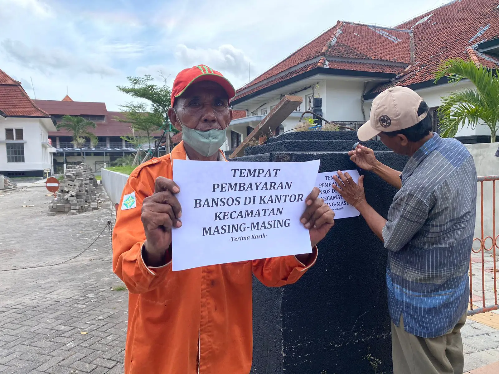 Antrean Pembagian BLT Surabaya Membeludak di Kantor Pos, Pemkot Janji Sinergi Evaluasi Periode Berikutnya 1
