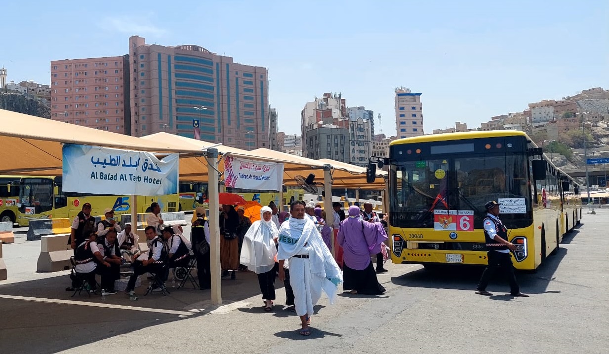 Автобус мекка. Автобус в Мекке. Площадь Тахрир Каир автобусы go Bus. Автобус страйк. Дубайский автобус в Мекку.