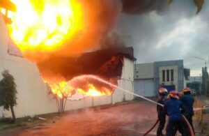 Gudang Spring Bed Terbakar di Sruni Sidoarjo