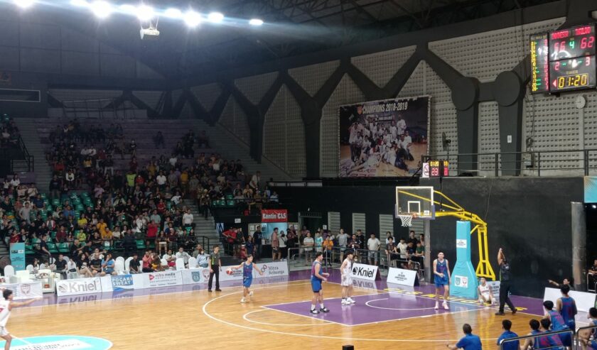 Pertandingan perdana Timnas Basket Indonesia dalam FIBA U-16 Asian Championship Seaba Qualifier dengan menghadapi Timnas Thailand di GOR Kertajaya Surabaya, pada Senin (17/7/2023) malam. Foto: Risky suarasurabaya.net