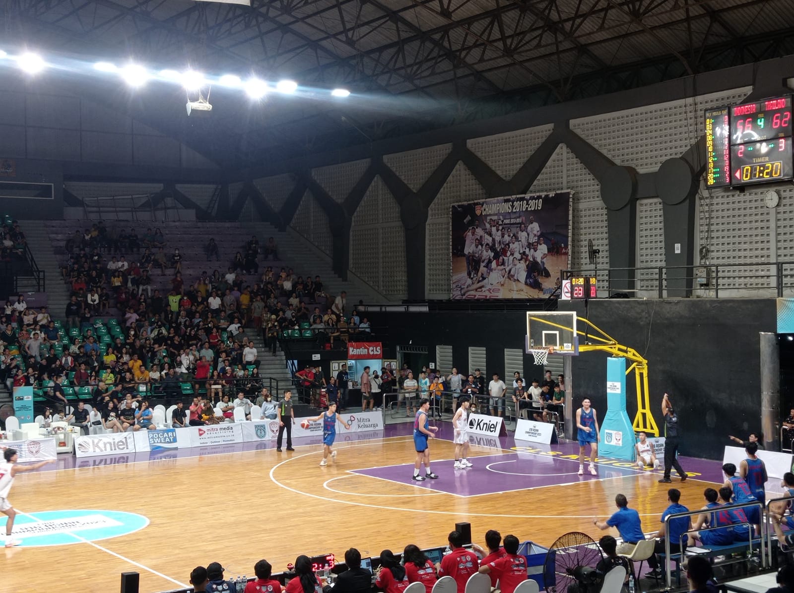 Pertandingan perdana Timnas Basket Indonesia dalam FIBA U-16 Asian Championship Seaba Qualifier dengan menghadapi Timnas Thailand di GOR Kertajaya Surabaya, pada Senin (17/7/2023) malam. Foto: Risky suarasurabaya.net