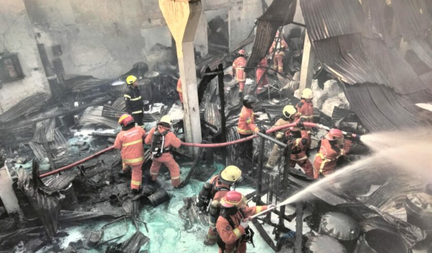 Tim Pemadam Kebakaran Kota Surabaya Memadamkan Api di Kebakaran Lebak Jaya, Jumat (21/7/2023) pagi