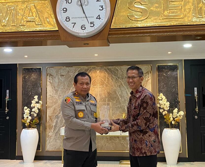 Verry Firmansyah Direktur Utama Suara Surabaya Media bersama Irjen Pol Toni Harmanto Kapolda Jatim, Jumat (21/7/2023). Foto: Wildan suarasurabaya.net