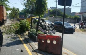 Kecelakaan Mobil Pikap Terbalik di Bunder Gresik