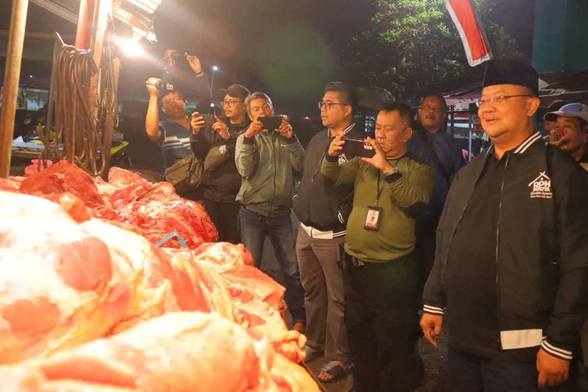 Fajar A.Isnugroho Direktur RPH Surabaya melakukan pemantauan dan pendataan daging sapi yang dijual di Jalan Pegirian dan Arimbi, Kota Surabaya, Sabtu (26/3/2023) dini hari. Foto: RPH Surabaya