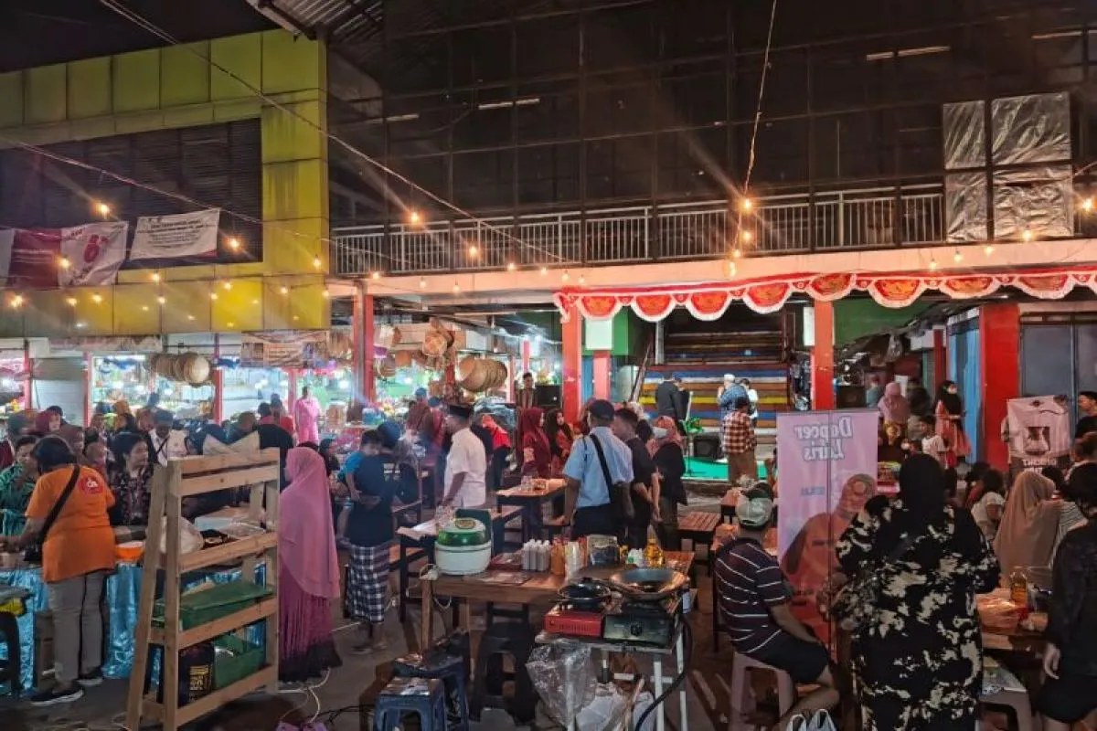 Sejumlah pelaku UMKM ikut meramaikan Bazar Senja Surya yang digelar di halaman Pasar Kembang, Kota Pahlawan, Jatim, mulai 7-31 Agustus 2023. Foto: Diskominfo Surabaya