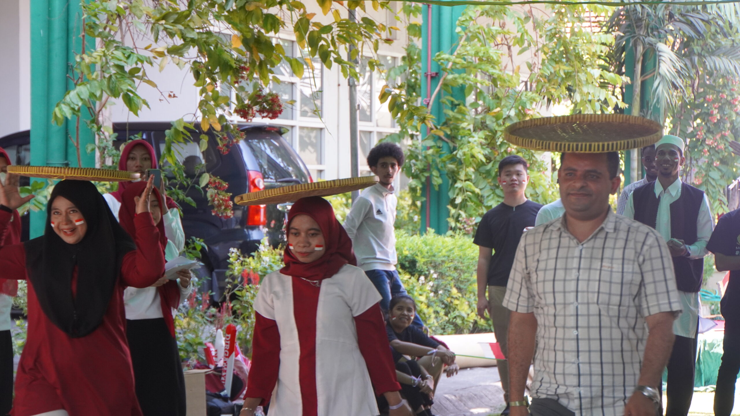 Mahasiswa asing peserta Program Brave ke-3 inisiatif Global Engagement of Nahdlatul Ulama University of Surabaya (GENUS) mengikuti lomba tradisional dalam memeriahkan Hari Kemerdekaan ke-78 Republik Indonesia, Selasa (22/8/2023). Foto: Unusa