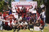 Mahasiswa asing peserta Program Brave ke-3 inisiatif Global Engagement of Nahdlatul Ulama University of Surabaya (GENUS) mengikuti lomba tradisional dalam memeriahkan Hari Kemerdekaan ke-78 Republik Indonesia, Selasa (22/8/2023). Foto: Unusa