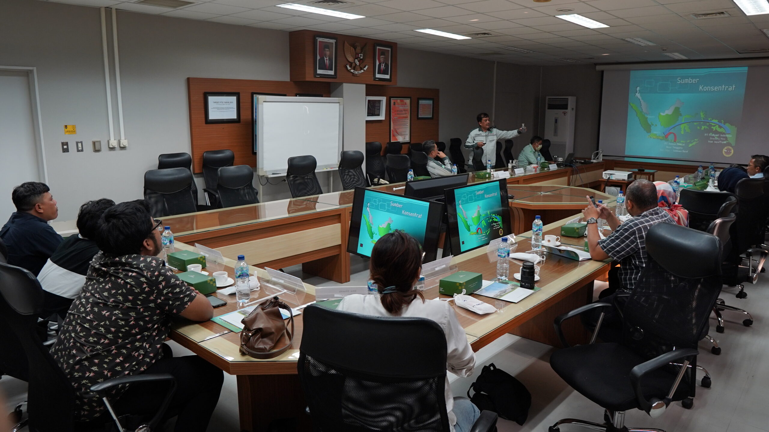 Kru Suara Surabaya (SS) Media mendengarkan penjelasan alur peleburan tembaga dari tim PT Smelting, Gresik pada Selasa (29/8/2023). Foto: Chandra suarasurabaya.net