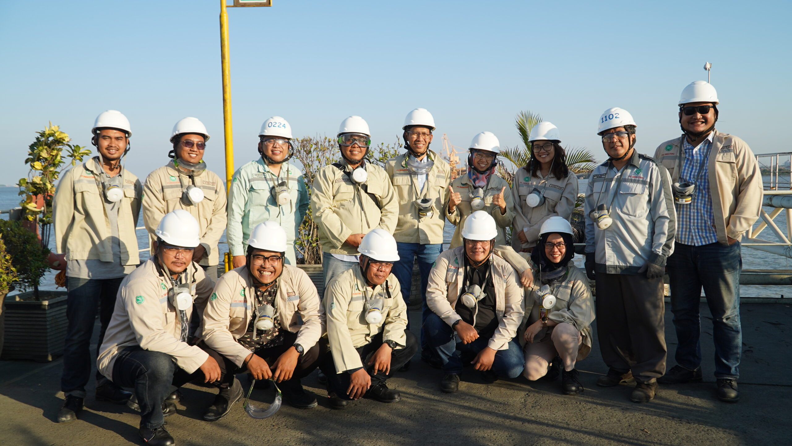 Kru Suara Surabaya (SS) Media berfoto bersama tim PT Smelting, Gresik pada Selasa (29/8/2023). Foto: Chandra suarasurabaya.net