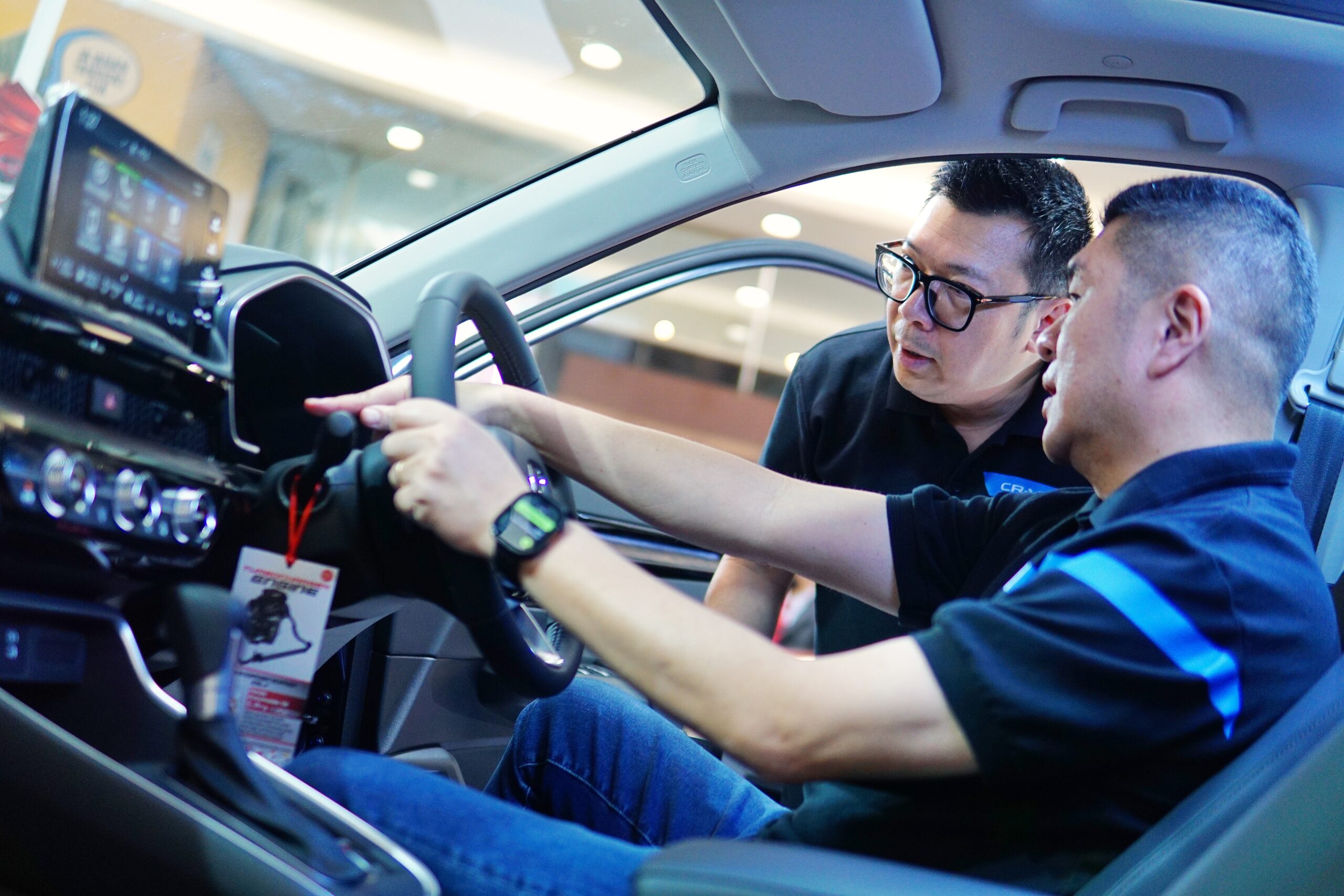 Pengunjung mencoba All New Honda CR-V 1.5L Turbo di Pakuwon Mall, Surabaya. Foto: Honda Surabaya Center