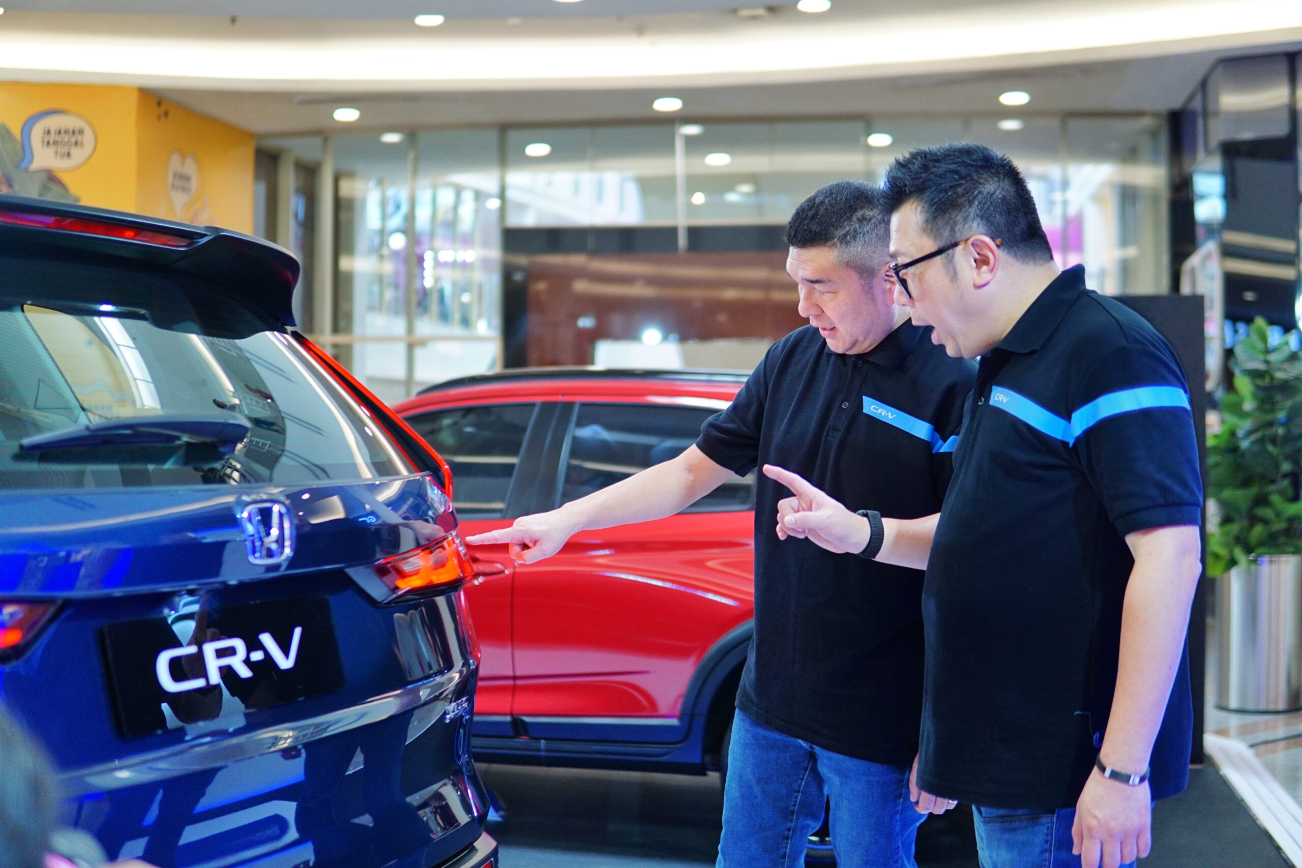 Pengunjung melihat All New Honda CR-V 1.5L Turbo di Pakuwon Mall, Surabaya. Foto: Honda Surabaya Center