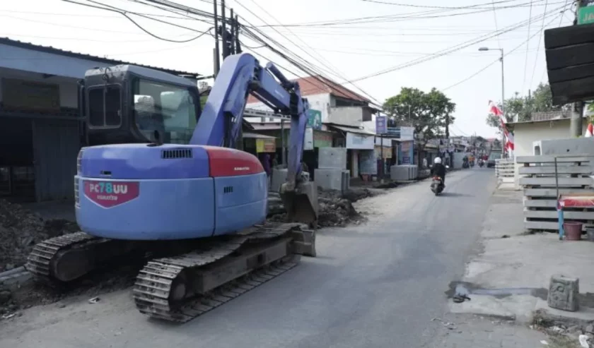 Proyek betonisasi jalan penghubung Desa Geluran Kecamatan Taman-Desa Suko Kecamatan Sukodono, Sidoarjo, Jawa Timur. Foto: Pemkab Sidoarjo