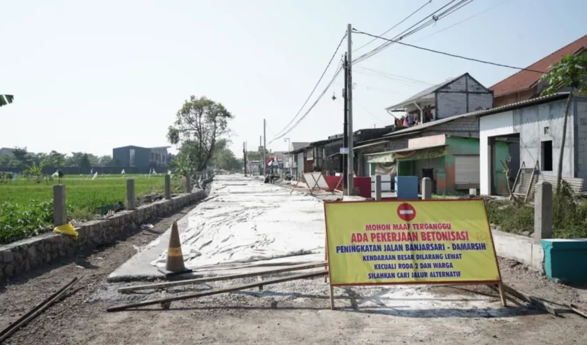 Proyek betonisasi ruas jalan desa Banjarsari - Damarsi, Sidoarjo, Jatim sepanjang 1,8 kilometer. Foto: Pemkab Sidoarjo