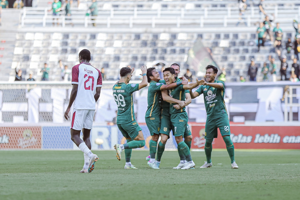 Punggawa Bajol Ijo selebrasi usai Song Ui-Young mencetak gol ke gawang PSM Makassar. Foto: Persebaya