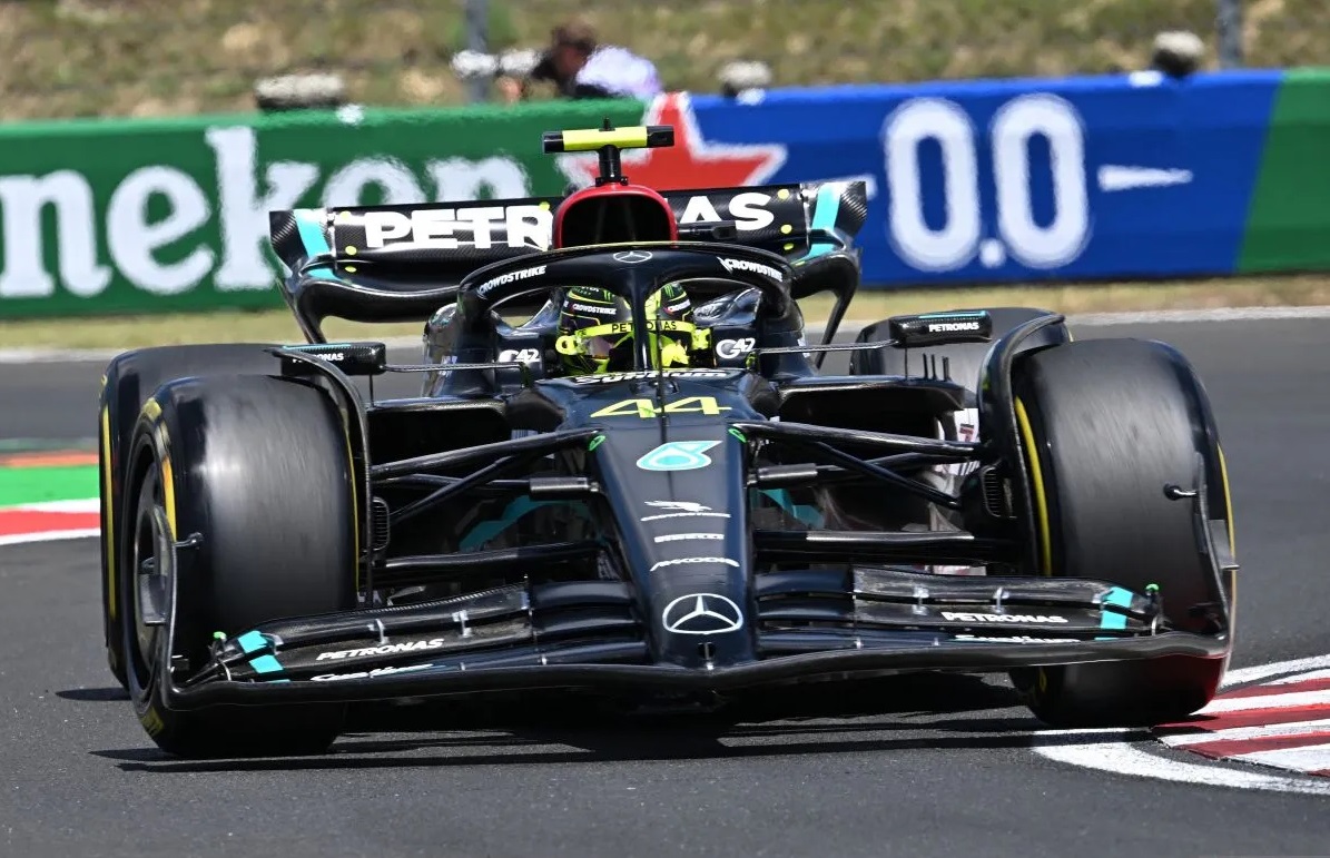 Hamilton Akan Tetap Bersama Mercedes Hingga Musim F1 2025 Suara Surabaya