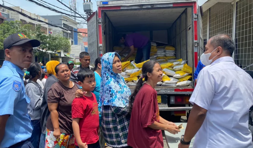 Bulog saat melakukan operasi pasar di Pasar Tambakrejo Kota Surabaya, Senin (6/2/2023). Foto: Meilita suarasurabaya.net