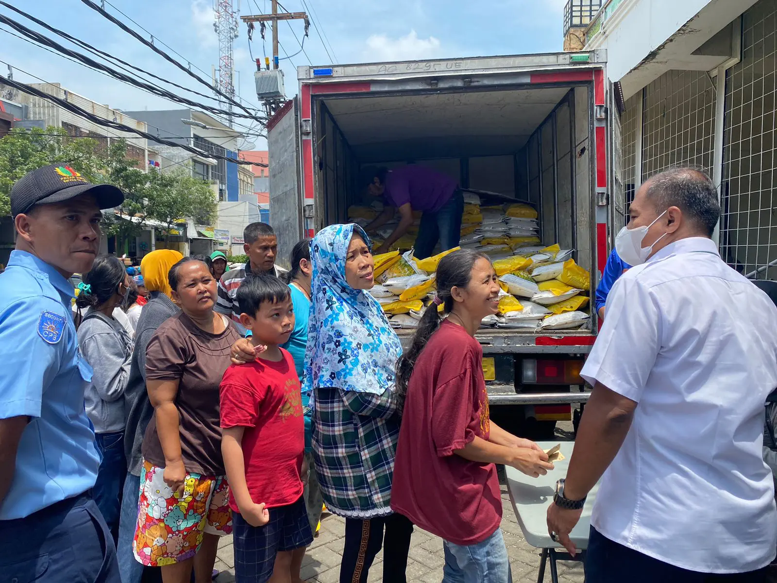 Bulog saat melakukan operasi pasar di Pasar Tambakrejo Kota Surabaya, Senin (6/2/2023). Foto: Meilita suarasurabaya.net