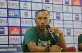 Uston Nawawi pelatih sementara Persebaya dalam Pre Match Press Conference, Senin (7/8/2023). Foto: Persebaya