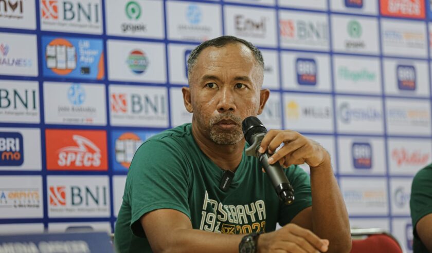 Uston Nawawi pelatih sementara Persebaya dalam Pre Match Press Conference, Senin (7/8/2023). Foto: Persebaya